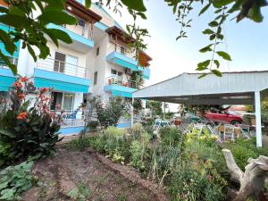 ein Garten vor einem Gebäude in der Unterkunft Elfida Apart in Datca