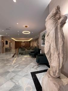 eine Statue einer Frau in einer Lobby in der Unterkunft Hotel Nova Roma in Merida