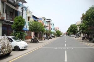 an empty street with cars parked on the side of the road at Radhe Krishna Guest House in Srīrangam