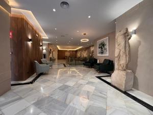 eine Statue in der Lobby eines Gebäudes in der Unterkunft Hotel Nova Roma in Merida