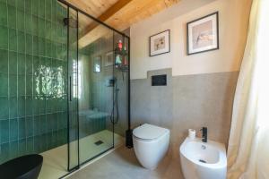 a bathroom with a glass shower and a toilet at Charme Villa La Vela - Goelba in Lacona +78 photos