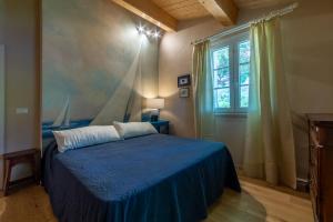 a bedroom with a bed with a painting on the wall at Charme Villa La Vela - Goelba in Lacona