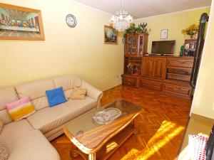 Televízia a/alebo spoločenská miestnosť v ubytovaní Apartments Pula 926