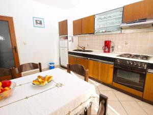 Kuchyňa alebo kuchynka v ubytovaní Apartments Pula 926