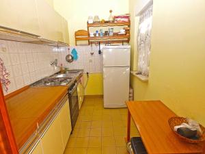 Kuchyňa alebo kuchynka v ubytovaní Apartments Pula 926