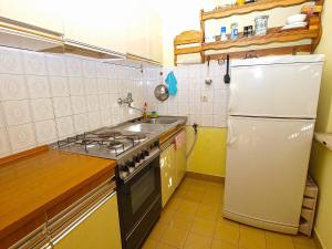 Kuchyňa alebo kuchynka v ubytovaní Apartments Pula 926
