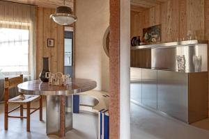 a kitchen with a round table in a room at Herbighe Retreat in Asiago
