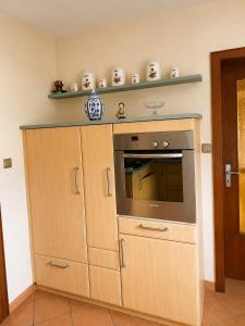 a kitchen with an oven and a counter top at Ferienwohnung Grebe in Breidenbach
