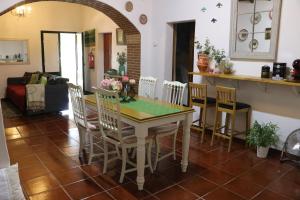 a dining room with a table and chairs at C M Casa de Mares Alojamento Local in Casas Novas de Marés