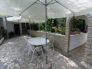 Patio alebo iná vonkajšia časť ubytovania Apartments Biserka