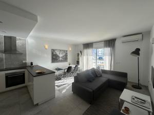 a kitchen and living room with a couch and a table at Teresita 2 in Empuriabrava
