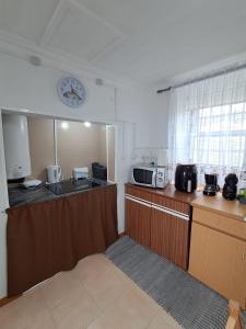 a kitchen with a counter top and a microwave at Casa Vale Frio in Calheta