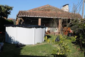 a white fence in the yard of a house at C M Casa de Mares Alojamento Local in Casas Novas de Marés