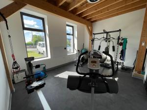 a room with a gym with two treadmills at De Horizon in Bullange