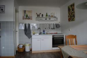 Kitchen o kitchenette sa Bei Ulla und Willi auf dem Land