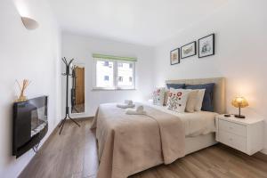 a bedroom with a bed and a flat screen tv at T1 Morderno - Alvor in Alvor