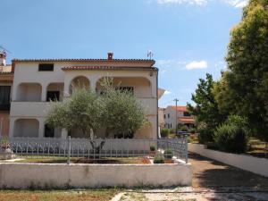 a house with a fence in front of it at Apartments Roza in Rošini