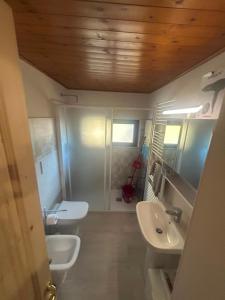 ein Badezimmer mit zwei Waschbecken und einer Toilette in der Unterkunft Residenze del Borgo - Ca de Paciu in Crociglia