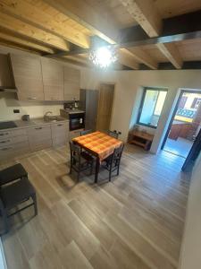 eine Küche mit einem Tisch mitten im Raum in der Unterkunft Residenze del Borgo - Ca de Paciu in Crociglia