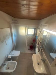 ein Badezimmer mit zwei Waschbecken und zwei Toiletten in der Unterkunft Residenze del Borgo - Ca de Paciu in Crociglia
