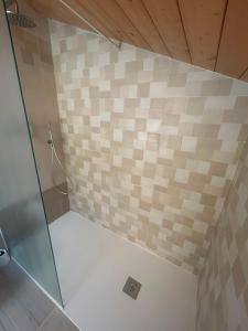 eine Dusche mit Glastür im Badezimmer in der Unterkunft Residenze del Borgo - Ca de Paciu in Crociglia