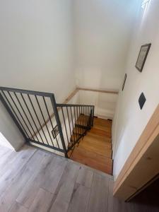 ein leerer Raum mit einer Treppe und Holzböden in der Unterkunft Residenze del Borgo - Ca de Paciu in Crociglia + 12 Fotos