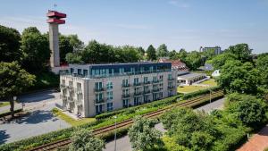 Luftaufnahme eines Gebäudes mit Wasserturm in der Unterkunft BeachSide in Eckernförde