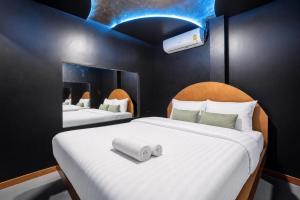 a bedroom with two beds and a mirror at Buakhao Villa Pattaya Center 5 bedroom in Pattaya +70 photos