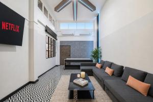 a living room with a couch and a table at Buakhao Villa Pattaya Center 5 bedroom in Pattaya