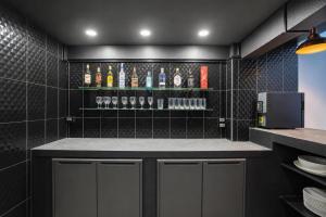 a kitchen with a bar with bottles of wine at Buakhao Villa Pattaya Center 5 bedroom in Pattaya