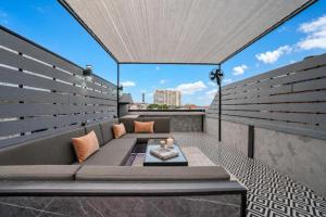 a rooftop patio with a couch and a table at Buakhao Villa Pattaya Center 5 bedroom in Pattaya