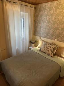 ein Schlafzimmer mit einem großen Bett und einem Fenster in der Unterkunft Central Spot 9 in Korfu-Stadt
