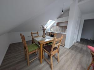 a dining room table and chairs in a kitchen at NEU - Nette kleine Unterkunft in Heide - Mit Gutscheinen für Bistro und Minigolf in Heide