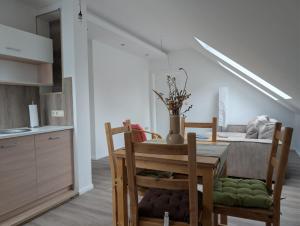 a kitchen and dining room with a table and chairs at NEU - Nette kleine Unterkunft in Heide - Mit Gutscheinen für Bistro und Minigolf in Heide