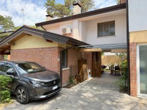 a car parked in front of a house at Villa Tamerici - Garden & Parking in Lignano Sabbiadoro