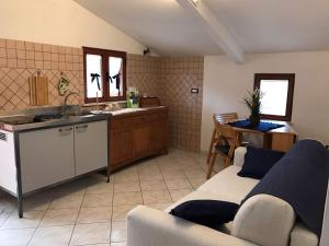 een woonkamer met een bank en een keuken bij Stella maris holiday house in Sorrento