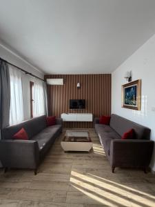 ein Wohnzimmer mit zwei Sofas und einem Tisch in der Unterkunft Queen Otel in Bodrum City
