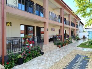 a building with flowers on the side of it at Casa Daymar 2 Mai in 2 Mai