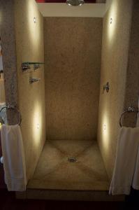 a bathroom with a shower with towels on the wall at Casa Beijaflor in Paraty