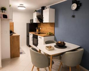 a kitchen with a table and chairs in a kitchen at Gemütliche Wohnung am Bodensee - Self-CheckIn in Markdorf