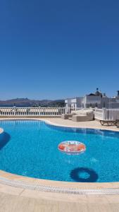 ein großes Schwimmbecken mitten in einem Gebäude in der Unterkunft Queen Otel in Bodrum City