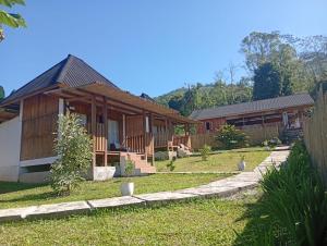 ein Haus mit einem Garten davor in der Unterkunft Benabilla Cottage in Gisi