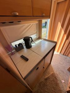 a counter top in a tiny kitchen in a caravan at Karavan Hrdlička in Čím