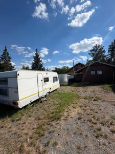 an rv parked in a field in a yard at Karavan Hrdlička in Čím