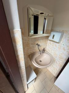 a bathroom with a sink and a mirror at Karavan Hrdlička in Čím