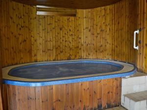 a jacuzzi tub in a wooden wall at Great Meadow in Kelly +13 photos