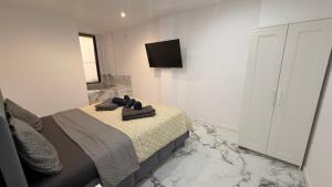 a bedroom with a bed and a tv on the wall at Victory in Alicante