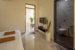ein Schlafzimmer mit Badezimmer mit Dusche und WC in der Unterkunft coco haus in Canacona