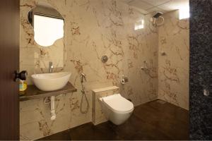 ein Badezimmer mit Toilette und Waschbecken in der Unterkunft coco haus in Canacona
