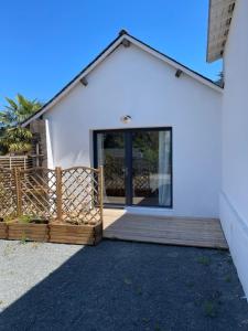 a white house with a wooden ramp leading to a door at Le Gemmois in Sainte-Gemme-sur-Loire
